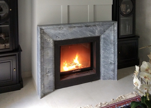 Каминная топка Spartherm в сером портале из мрамора