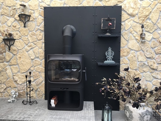 Печь Jotul F 305 R B BP на чугунной базе черного цвета